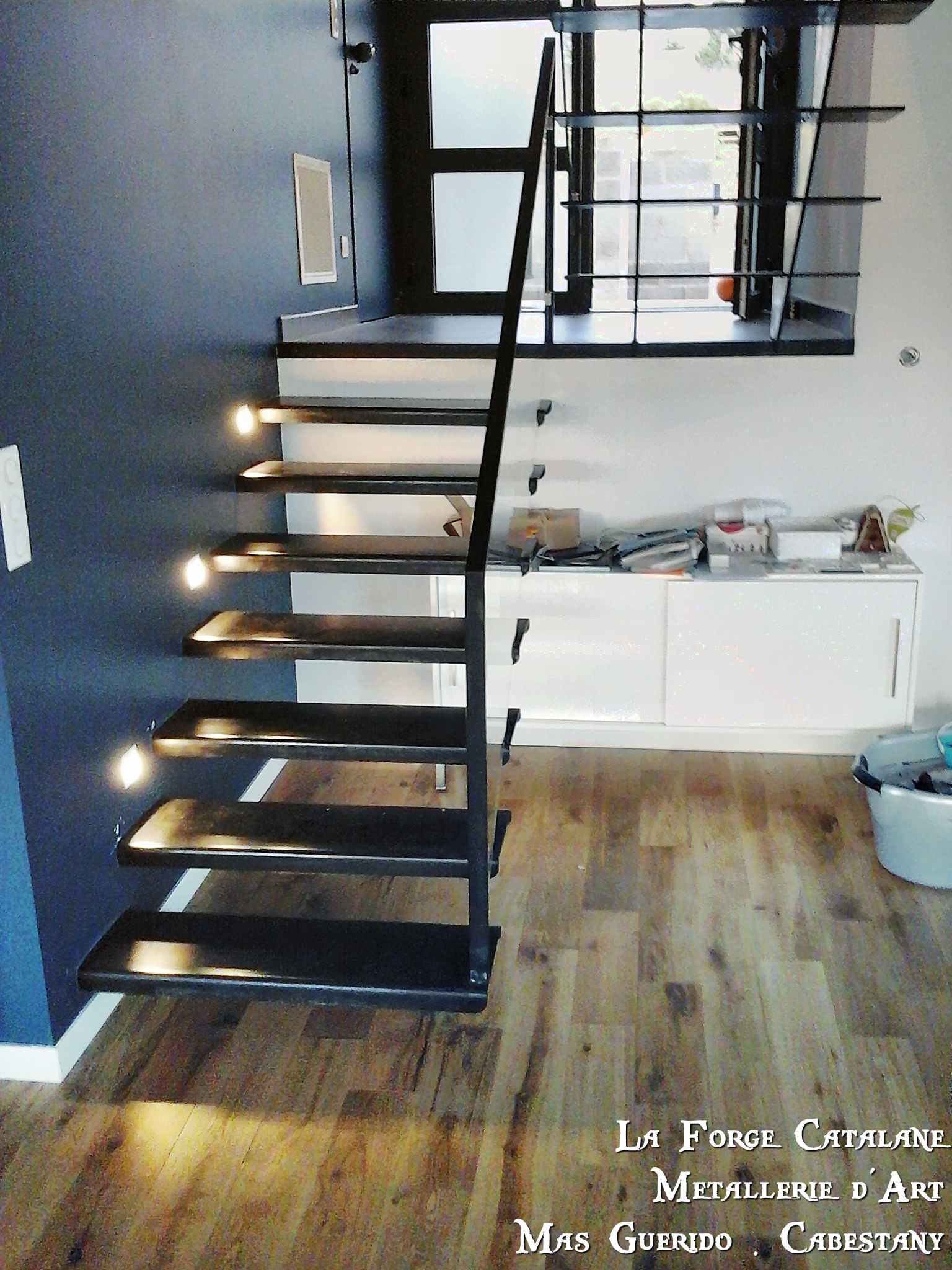 escalier marches suspendues rampant vitrage forge catalane.jpg